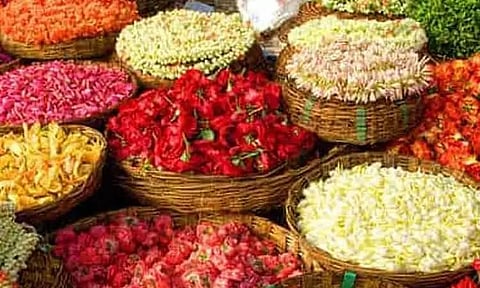 முகூர்த்த தினத்தை முன்னிட்டு பூக்களின் விலை கிடு கிடு உயர்வு