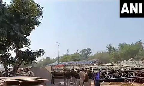 டெல்லி ஜவஹர்லால் நேரு ஸ்டேடியத்தில் தற்காலிக பந்தல் இடிந்து விழுந்து விபத்து: 8 பேர் காயம்