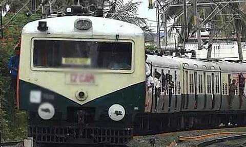 தண்டவாள பராமரிப்பு பணிகள் காரணமாக சென்னையில் நாளை 44 மின்சார ரெயில்கள் ரத்து