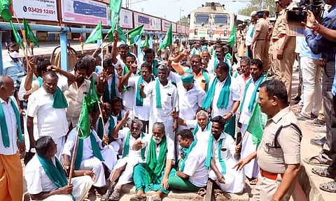 தஞ்சையில் விவசாயிகள் ரெயில் மறியல் - பி.ஆர்.பாண்டியன், அய்யாக்கண்ணு கைது