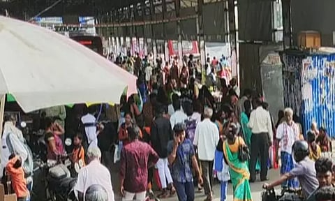 மின்சார ரெயில்கள் ரத்து: தாம்பரம் பேருந்து நிலையத்தில் அலைமோதும் மக்கள் கூட்டம்