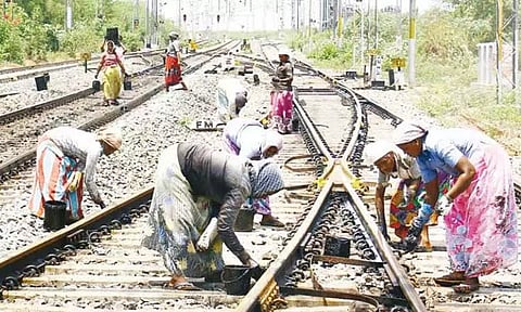 விபத்துகளைத் தடுக்க தண்டவாளங்களை பராமரிப்பது அவசியம்- தெற்கு ரெயில்வே
