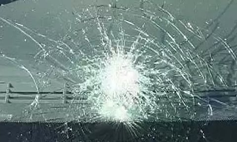 கோயம்பேட்டிலிருந்து கிளாம்பாக்கம் நோக்கிச் சென்ற பேருந்து மீது மர்ம நபர்கள் கல்வீச்சு