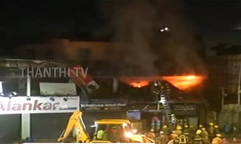சென்னை அமைந்தகரையில் உள்ள தனியார் வணிக வளாகத்தில் பயங்கர தீ விபத்து
