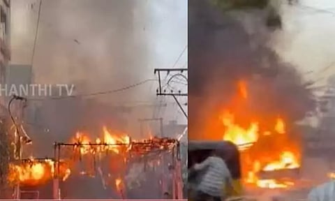 திருமண ஊர்வலத்தில் வாணவேடிக்கையின்போது தீப்பொறி பட்டு வீட்டின் முன்பு போடப்பட்டிருந்த பந்தல், ஆட்டோ எரிந்து சாம்பல்