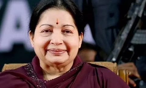 27 கிலோ தங்க நகைகள் உள்பட ஜெயலலிதாவின் பொருட்களை தமிழக அரசிடம் ஒப்படைக்க உத்தரவு