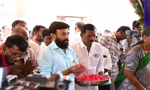 கேப்டன் விஜயகாந்த் நினைவிடத்தில் நடிகர் மோகன் அஞ்சலி