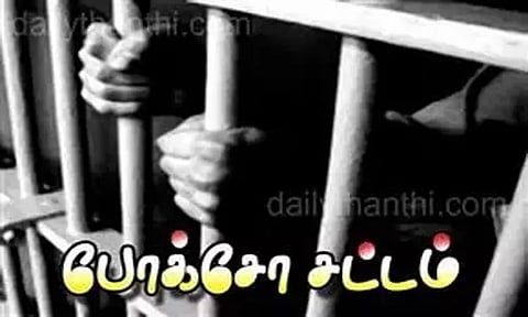 மாணவிகளுக்கு பாலியல் தொல்லை: அரசு பள்ளி ஆசிரியர் கைது