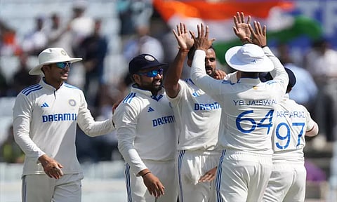 ராஞ்சி டெஸ்ட்: அடுத்தடுத்து விக்கெட்டுகளை இழந்து இங்கிலாந்து தடுமாற்றம்