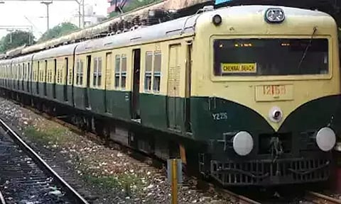 நாளை மறுநாள் 44 புறநகர் ரெயில் சேவை ரத்து