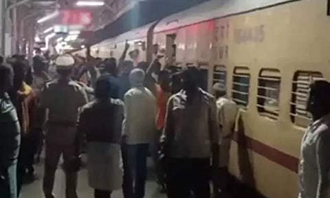 அயோத்தி ரெயிலுக்கு தீவைக்க வேண்டும் - மிரட்டிய ரெயில்வே ஊழியர் கைது