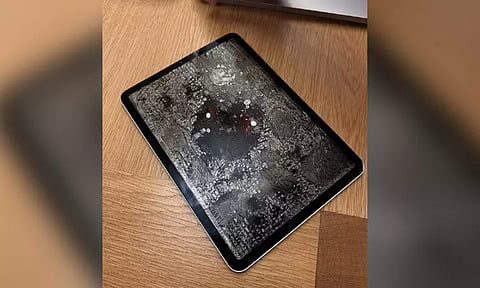 ஆப்பிள் ஐபேடை மறதியாக ஓவனில் வைத்து சூடுபடுத்திய பெண்..! 'ஆப்பிள் கிரம்பிள்' என இணையத்தில் கிண்டல்