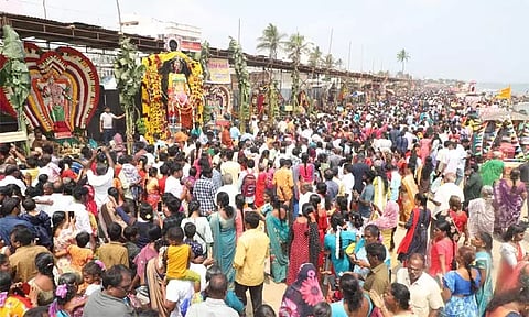 மாசிமக தீர்த்தவாரி.. புதுவை வைத்திக்குப்பம் கடற்கரையில் எழுந்தருளிய உற்சவ மூர்த்திகள்