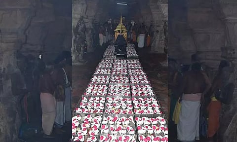 உலக நலனுக்காக பழனி முருகன் கோவிலில் 1008 சங்காபிஷேகம்