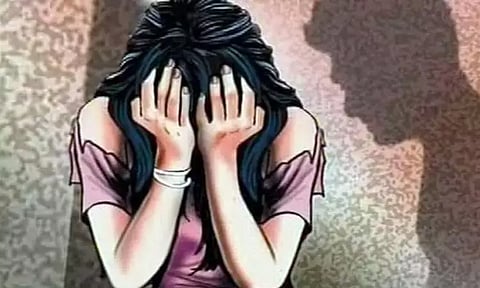 நள்ளிரவில் குப்பை கழிவுகளை வீச சென்ற இளம்பெண்ணை கொடூரமாக தாக்கி பாலியல் அத்துமீறல்