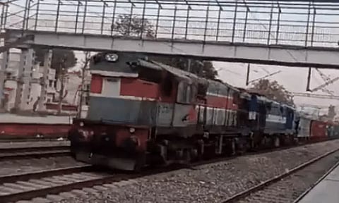 ஜம்மு-காஷ்மீரின் கதுவாவில் ஓட்டுநர் இல்லாமல் ஓடிய சரக்கு ரெயில் - மக்கள் அதிர்ச்சி