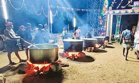 கோவில் திருவிழா; 150 ஆடுகள், 300 கோழிகள் பலியிட்டு பக்தர்களுக்கு அசைவ விருந்து