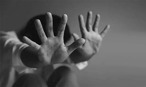 குப்பை கொட்ட சென்ற இளம்பெண்ணிடம் பாலியல் அத்துமீறலில் ஈடுபட்ட 4 சிறுவர்கள்...