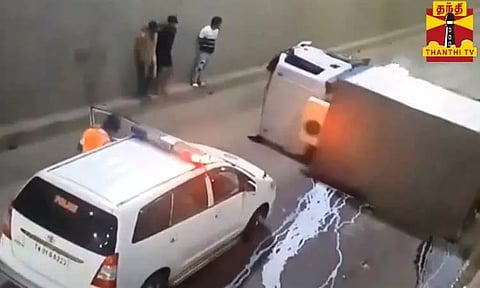 பழவந்தாங்கல் சுரங்கப்பாதையில் சரக்கு வேன் கவிழ்ந்து விபத்து