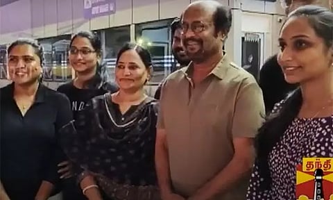 ரசிகர்களை பார்த்ததும் விமான நிலையத்தில் ரஜினிகாந்த் செய்த நெகிழ்ச்சி செயல்