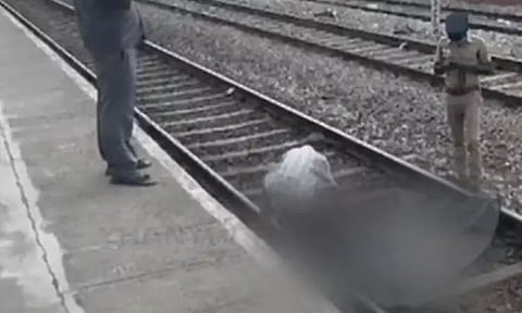 ரெயில் முன் பாய்ந்து குழந்தைகளுடன் தாய் தற்கொலை