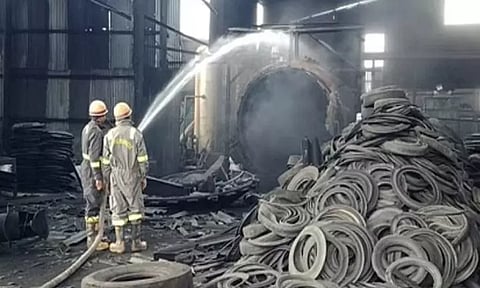 மீரட்டில் டயர் தொழிற்சாலையில் உள்ள பாய்லர் வெடித்ததில் 2 பேர் பலி