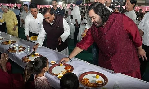 51,000 பேருக்கு அன்னதானம் அளித்த முகேஷ் அம்பானி