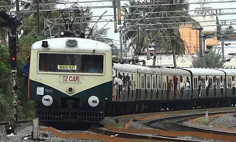 கிண்டி - பரங்கி மலை ரெயில்வே பாதையில் தீ விபத்து: மின்சார ரெயில் சேவை பாதிப்பு