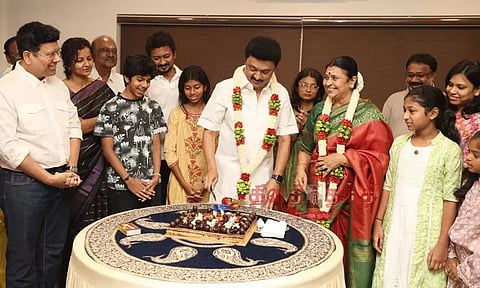 குடும்பத்தினர் மற்றும் தி.மு.க. நிர்வாகிகளுடன் தனது பிறந்தநாளை கொண்டாடிய முதல்-அமைச்சர் மு.க.ஸ்டாலின்