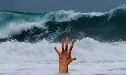 மாமல்லபுரம்: ராட்சத அலையில் சிக்கி மாணவர் பலி-4 பேர் மாயம்- சுற்றுலா வந்த போது சோகம்