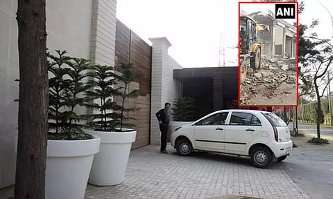 டெல்லி: இடித்து தள்ளப்பட்ட ரூ.400 கோடி மதிப்பிலான சாராய வியாபாரியின் பண்ணை இல்லம்