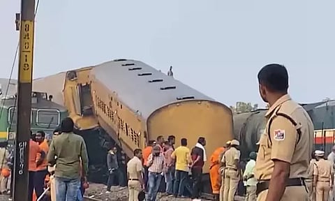 ஆந்திர ரயில் விபத்து: லோகோ பைலட்கள் கிரிக்கெட் பார்த்ததே காரணம்- திடுக் தகவல்