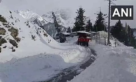 காஷ்மீரில் பனிப்பொழிவு திடீர் அதிகரிப்பு - 7 மலையேற்ற வீரர்கள் பத்திரமாக மீட்பு