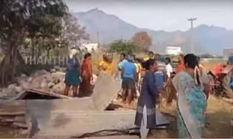 இடப்பிரச்சினையில் கூலி விவசாயியின் வீட்டை டிராக்டரால் இடித்து தள்ளிய நபர்... தேனியில் பரபரப்பு