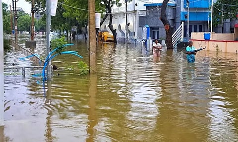 வெள்ளத்தால் பாதிக்கப்பட்ட வீடுகளை சீரமைக்க நிதி ஒதுக்கீடு: தமிழக அரசு