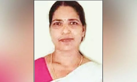 கள்ளத்தொடர்பை கைவிட்டதால் ஆத்திரம்: பெட்ரோல் ஊற்றி பெண் எரித்துக்கொலை - கள்ளக்காதலன் தீயில் கருகினார்