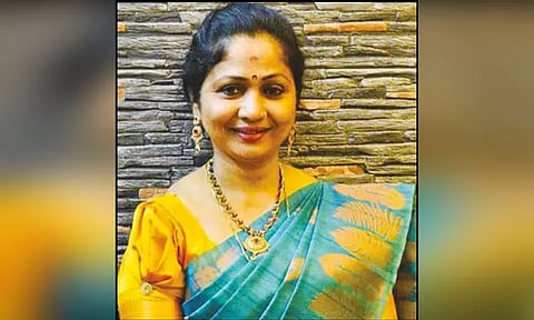 பள்ளி மாணவிகள் மது குடிப்பது போன்று வீடியோ வெளியீடு: பா.ஜ.க. பெண் பிரமுகர் கைது