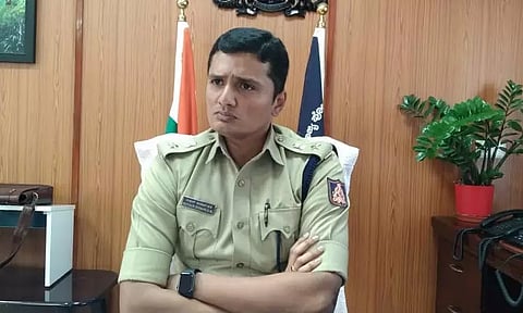வழக்குகளுக்கு தீர்வு காணாத போலீசாருக்கு நூதன தண்டனை வழங்கிய போலீஸ் சூப்பிரண்டு