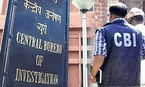 லஞ்சம் வாங்கிய புகாரில் 2 ரெயில்வே அதிகாரிகள் கைது - சி.பி.ஐ. நடவடிக்கை