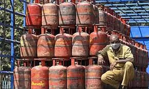 பிரதமர் மோடியின் அறிவிப்பை அடுத்து சென்னையில் வீட்டு உபயோக கியாஸ் சிலிண்டர் விலை ரூ.100 குறைப்பு