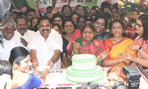 மகளிர் தின விழா... கேக் வெட்டி, நலத்திட்ட உதவிகளை வழங்கிய எடப்பாடி பழனிசாமி