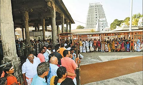 அருணாசலேஸ்வரர் கோவிலில் பக்தர்கள் விடிய, விடிய சாமி தரிசனம் - கிரிவலமும் சென்றனர்