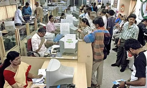 வாரத்துக்கு 5 நாள் பணி கோரிக்கையும் பரிசீலனை: வங்கி ஊழியர்களுக்கு 17 சதவீத சம்பள உயர்வு