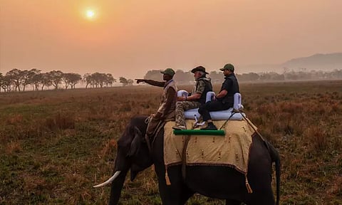 காசிரங்கா தேசிய பூங்காவில் யானை சவாரி செய்த பிரதமர் மோடி