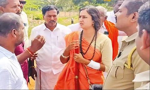 அயோத்தியில் இருந்து ராமேஸ்வரம் வந்த வடமாநில பெண் துறவியின் கார் உடைப்பு