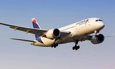 சட்டென கீழ்நோக்கி பாய்ந்த விமானம்.. சீலிங்கில் முட்டி மோதி 50 பயணிகள் காயம்