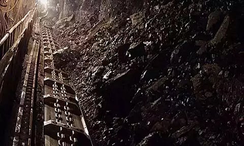 சீனா: நிலக்கரி சுரங்க கிடங்கு இடிந்து விழுந்து விபத்து - 5 பேர் பலி