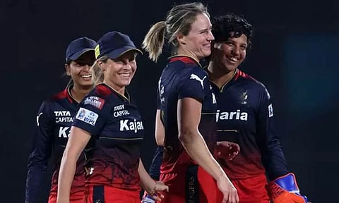 பெண்கள் பிரீமியர் லீக்; எல்லிஸ் பெர்ரி அபார பந்துவீச்சு... மும்பை அணி 113 ரன்களுக்கு ஆட்டமிழப்பு