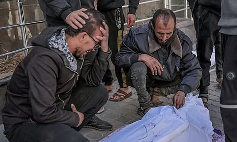 இறந்தவரின் உடலைப் பார்த்து கதறி அழும் உறவினர்கள்