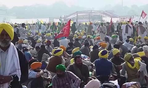 டெல்லி ராம்லீலா மைதானத்தில் விவசாயிகள் மகாபஞ்சாயத்து.. மத்திய அரசுக்கு எதிராக முழக்கம்